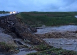 Стихия, начавшаяся вчера в Андроповском районе, затопила дорогу: видео