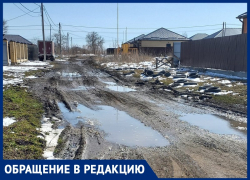 «Разве так можно жить в 21 веке?»: жители трех улиц в Михайловске утопают в болоте из грунтовых вод 