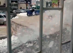 Ледяные глыбы повредили автомобиль в Ставрополе