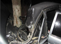 64-летний водитель врезался в дерево на «легковушке» и погиб на Ставрополье