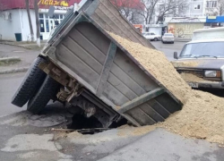ЗИЛ с полным кузовом песка внезапно провалился под асфальт на дороге в Пятигорске