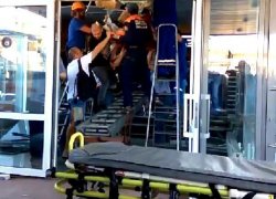 Появилось шокирующее видео спасения выпавшего молодого мужчины из пробитого козырька в "Европарке"