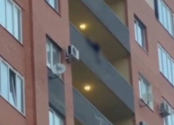 Мужчина в бессознательном состоянии выпал с балкона многоэтажки в Ставрополе и погиб