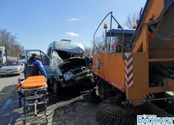 На федеральной дороге «Кавказ» пассажирский автобус столкнулся с КАМАЗом