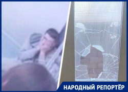 Выбил стекло, бил лифт и лежал на полу: ставрополец попал в камеры наблюдения подъезда — видео