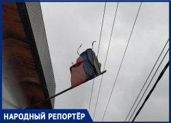 «Как после Армагеддона»: жительницу Михайловска потрясло состояние флага на здании мировых судей    