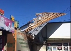 Сильный ветер сорвал крышу с магазина в Кисловодске