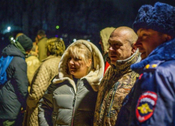 В боксерах и с тату на спине: глава Невинномысска ушел в прорубь с головой на Крещение 