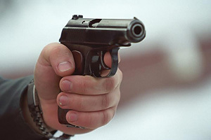 Полицейский угрожал женщине пистолетом