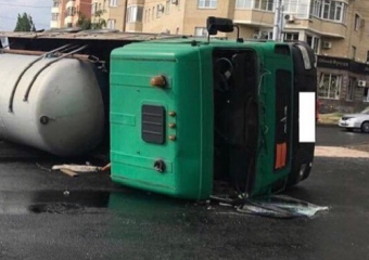 В центре Ставрополя перевернулся грузовик