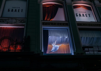 Балет без билета: в витринах исторического здания три майских дня показывали танцевальный перфоманс