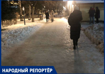«Лед везде!»: ставропольчане массово жалуются на необработанные дорожки в краевой столице
