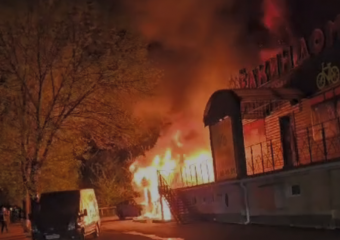 Появилось видео полыхающих здания и автомобилей на 50 лет ВЛКСМ в Ставрополе 
