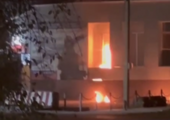 Женщина подожгла военкомат в Зеленокумске Ставропольского края: видео 