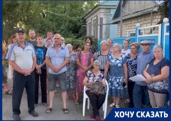 «Дети ломают ноги»: жители Михайловска вынуждены ремонтировать дорогу за собственные деньги 