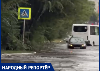 Машины ушли под воду и попали на видео: ливневки Ставрополя снова проиграли дождю