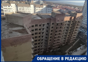 «Воняет дохлятиной, дети бегают по крыше»: ставропольцы просят снести заброшенную многоэтажку
