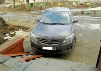 «Бог парковки» бросил авто прямо перед пандусом в Ставрополе 