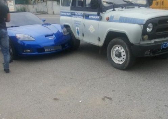 Элитный спорткар из свадебного кортежа влетел в полицейский "бобик" при обгоне на Ставрополье