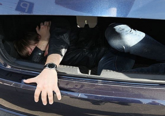 Два друга после жестокого избиения привязали мужчину за ноги к машине и возили до потери сознания на Ставрополье