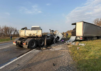 Водитель из Ставрополья попал в больницу после жесткой аварии с большегрузами