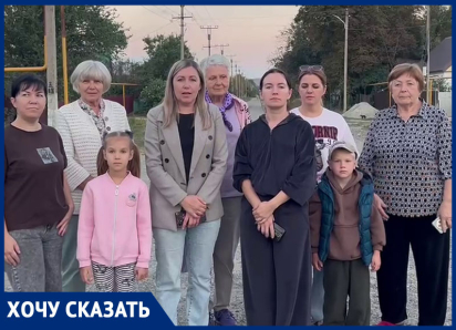 Дети идут в грязи и мокрые, а автобусы не ездят: жители хутора на Ставрополье просят отремонтировать дорогу