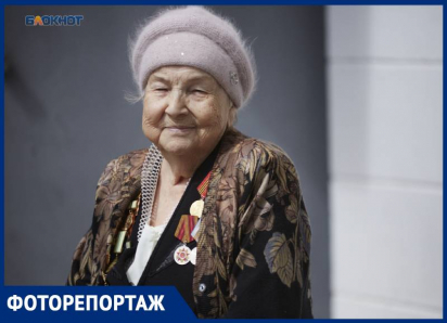 Слушала песни стоя: ставропольчанку-блокадницу Агнессу Зюзину волонтеры поздравили концертом