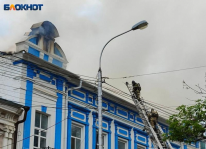Появились кадры с горящим памятником архитектуры 19 века на Карла Маркса в Ставрополе 