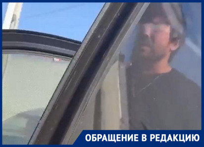 «Животное тупое, выходи отсюда»: водитель такси в Ставрополе без причины вышвырнул пассажирку из авто  