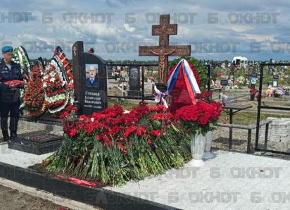 Море алых роз и горе в глазах: Ставрополье простилось с погибшим при взрыве гранаты бойцом СВО Зауром Гурциевым