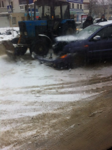 В центре Ставрополя иномарка врезалась в трактор