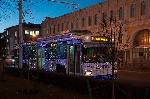 В Ставрополе заработал новогодний троллейбус