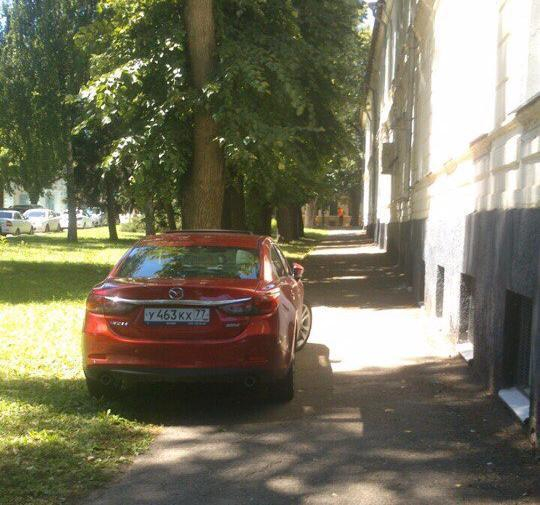 Паркуюсь как хочу: иномарка с московскими номерами нагло заняла тротуар около коррекционной школы Ставрополя