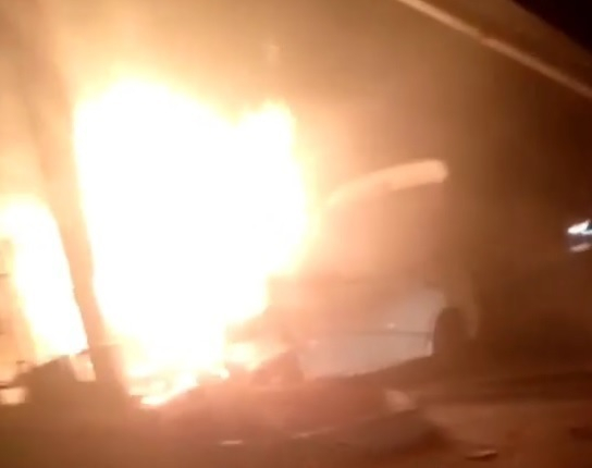 Двух человек из горящей машины вытащили случайные свидетели в Пятигорске