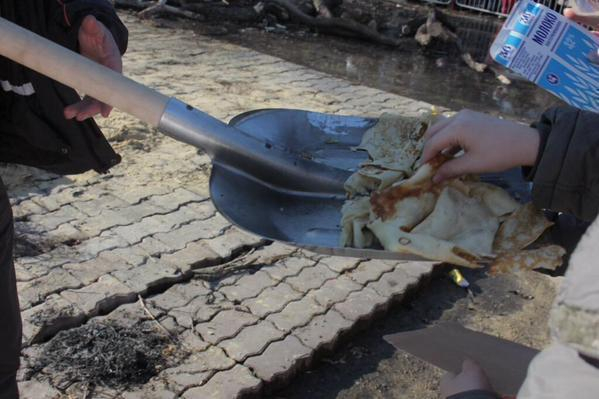 Фотографии кормления с лопат на масленицу в Ставрополе «взорвали» интернет