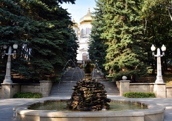 Ливень сорвал праздник духовной музыки на каскадной лестнице Казанского собора в Ставрополе