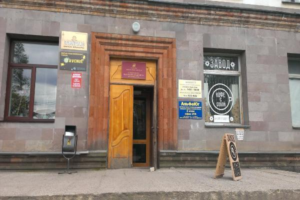 Блеск и Нищета: прогулка по загадочному зданию в Ставрополе