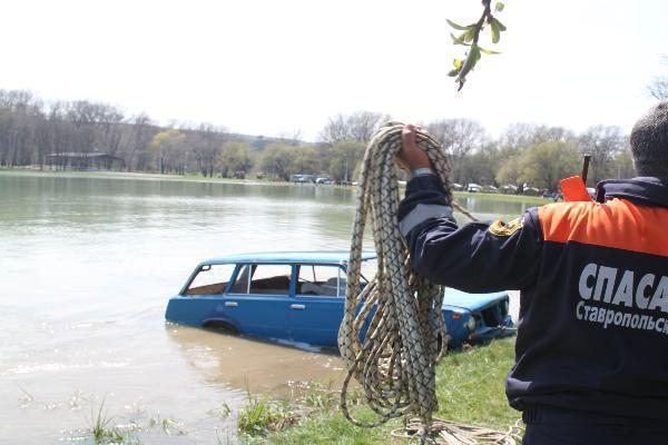 Автоледи не поставила автомобиль на стояночный тормоз, и его вылавливали в реке на Ставрополье