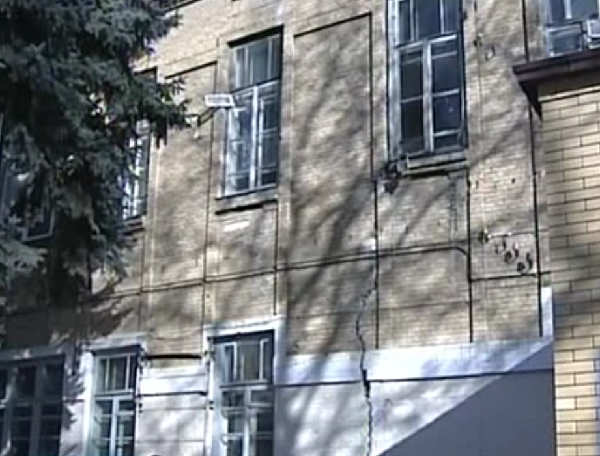 В Пятигорске на куски разваливаются гимназия и детский сад