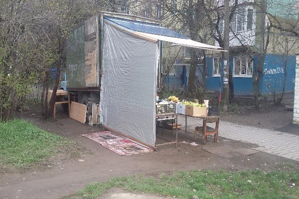Паркуюсь, как хочу: грузовую машину поставили на газоне во дворе Ставрополя и ведут торговлю
