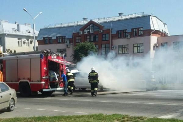 Автомобиль загорелся в пробке в Ставрополе