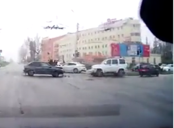 Авария из трех автомобилей в Ставрополе попала на видео