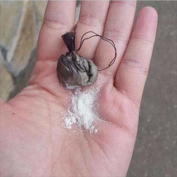 В Пятигорске женщина нашла спрятанные наркотики в воротах собственного дома