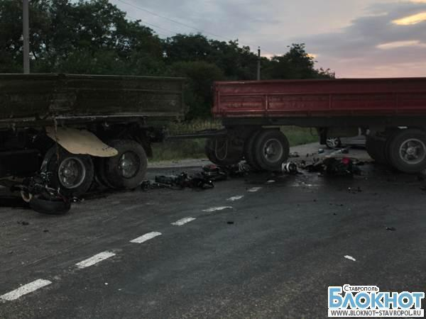 На Ставрополье грузовик столкнулся с мотоциклом: двое погибших