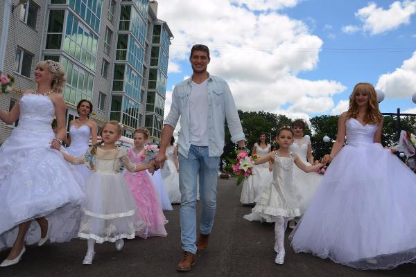 Участник телепроекта «Дом-2» Александр Задойнов отметился на Параде невест в «Гармонии»