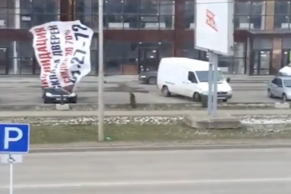 В Ставрополе из-за ветра летают плакаты и падают деревья