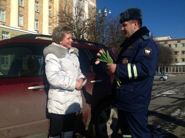 Полицейские дарили женщинам цветы на дорогах