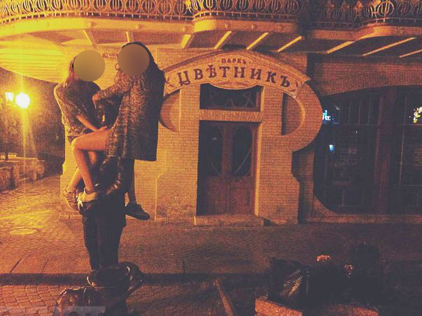 Скандальную фотосессию «верхом» на памятнике Кисе Воробьянинову устроили пятигорчанки