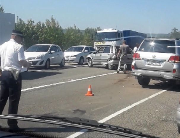 Огромная пробка образовалась под Ставрополем из-за ДТП с 4 автомобилями
