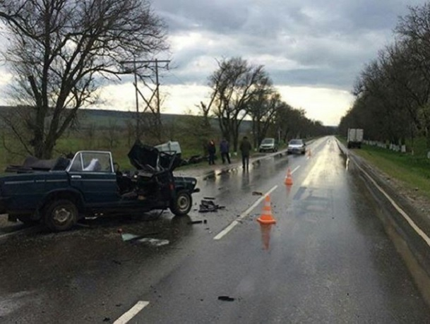 Молодой водитель ВАЗ-2103 погиб в жестком столкновении с КамАЗом в Ставропольском крае, - очевидцы